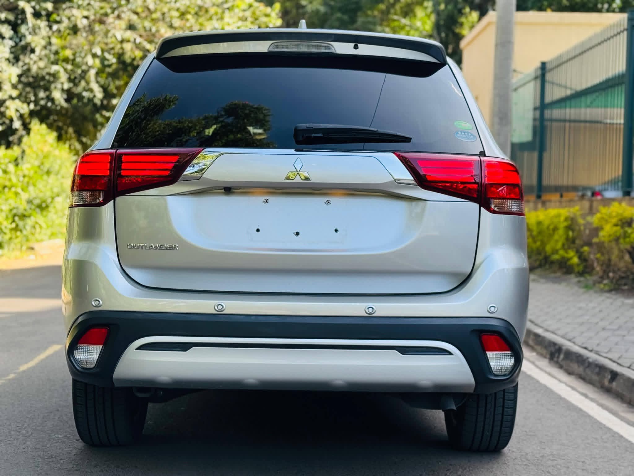 Used 2019 Mitsubishi 𝐎𝐔𝐓𝐋𝐀𝐍𝐃𝐄𝐑 Crossover for sale in Nairobi Kenya - Trust Rides - Thumbnail 5