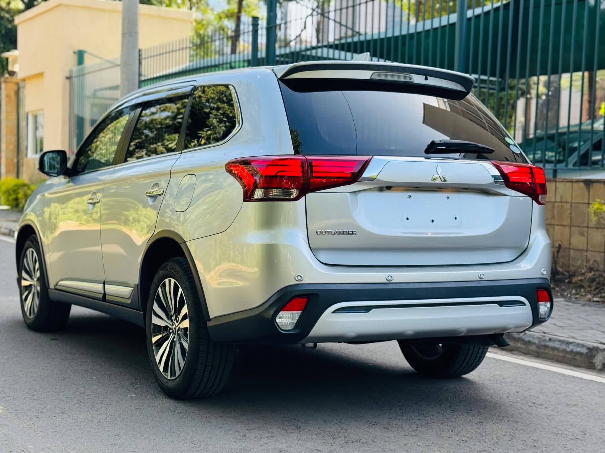 Used 2019 Mitsubishi 𝐎𝐔𝐓𝐋𝐀𝐍𝐃𝐄𝐑 Crossover for sale in Nairobi Kenya - Trust Rides - Thumbnail 4