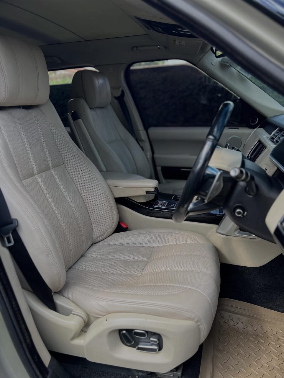 Used 2014 RANGE ROVER AUTOBIOGRAPHY SUV for sale in Nairobi Kenya - Trust Rides - Thumbnail 8