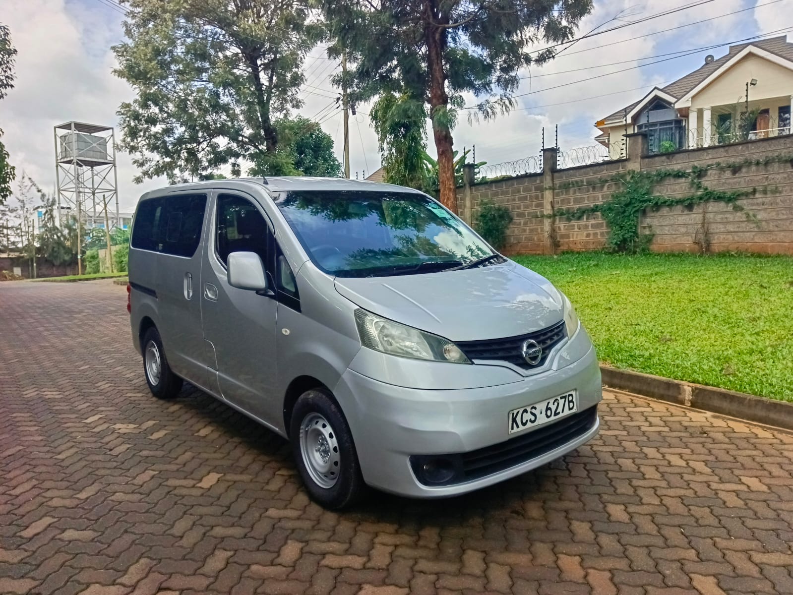 Used 2011 Nissan Nv 200 Van / Minivan for sale in Nairobi Kenya - Trust Rides - Thumbnail 3