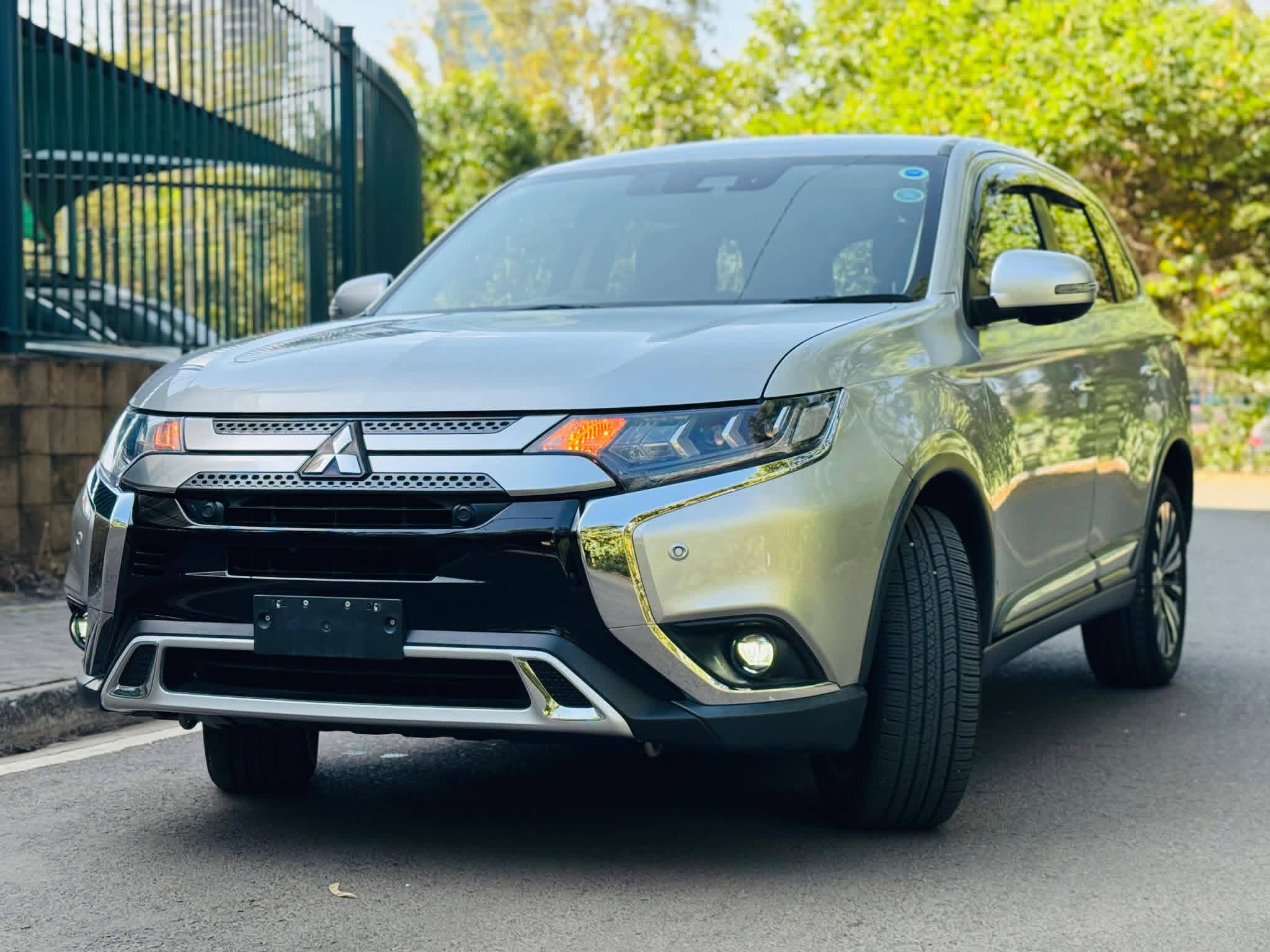 Used 2019 Mitsubishi 𝐎𝐔𝐓𝐋𝐀𝐍𝐃𝐄𝐑 Crossover for sale in Nairobi Kenya - Trust Rides - Thumbnail 3